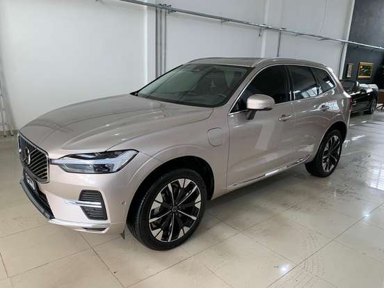 VOLVO-XC60-2025