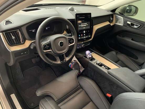 VOLVO-XC60-2025