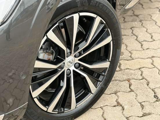 VOLVO-XC60-2022