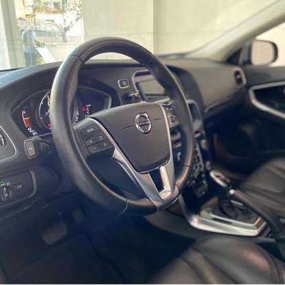 VOLVO-V40-2017
