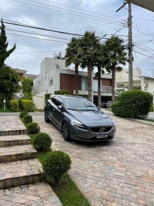 VOLVO-V40-2017