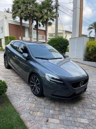VOLVO-V40-2017