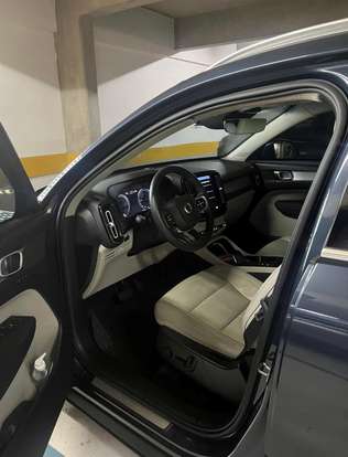 VOLVO-XC40-2021