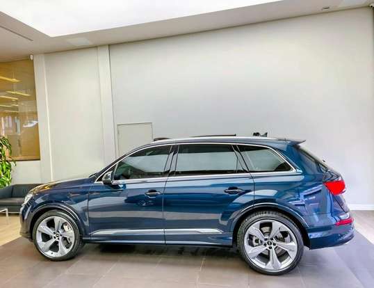 AUDI-Q7-2024