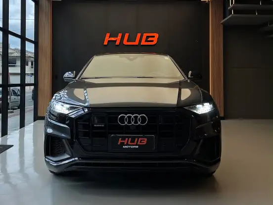 AUDI-Q8-2021