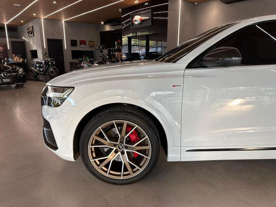 AUDI-Q8-2021