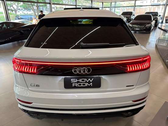 AUDI-Q8-2021