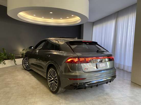 AUDI-Q8-2024