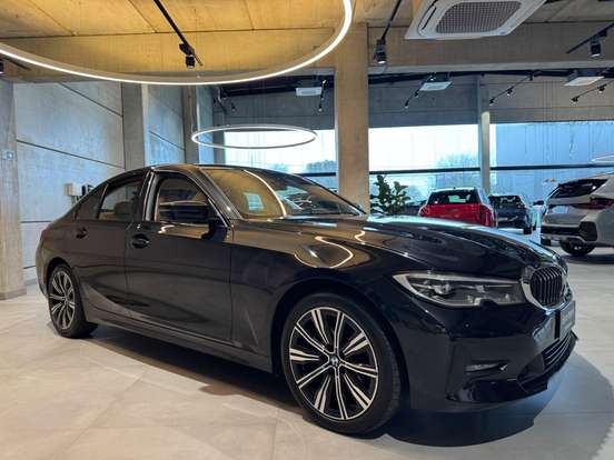 BMW-320i-2021