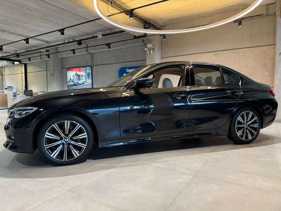BMW-320i-2021