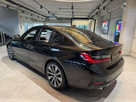 BMW-320i-2021