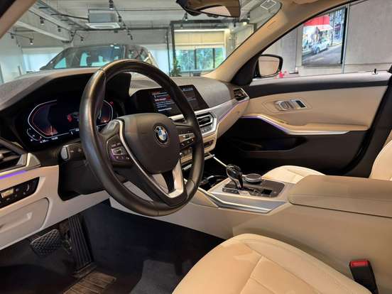 BMW-320i-2021