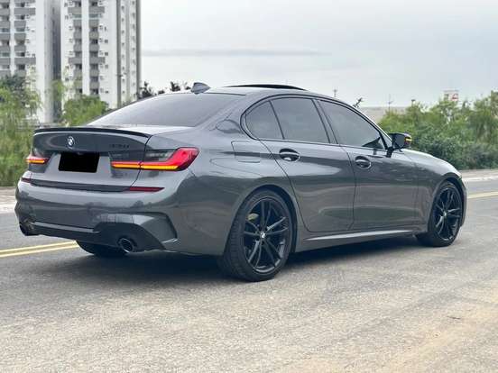 BMW-320i-2021
