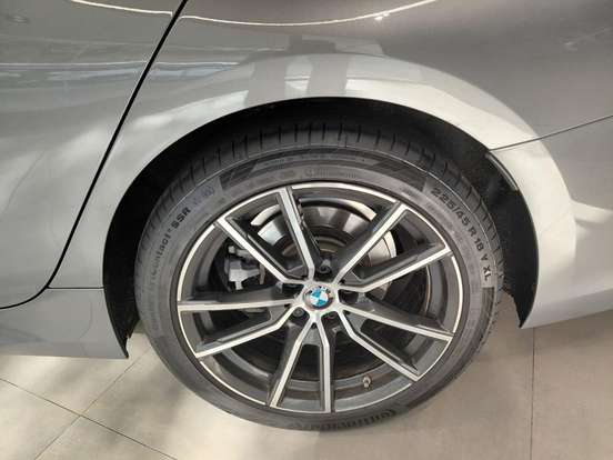 BMW-320i-2024