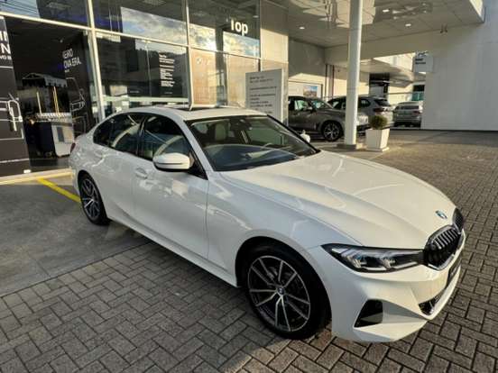 BMW-320i-2023