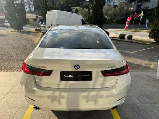 BMW-320i-2023