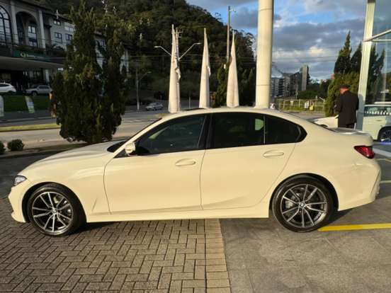 BMW-320i-2023