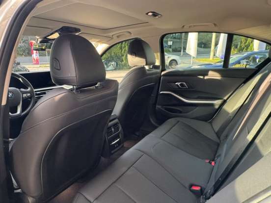 BMW-320i-2023