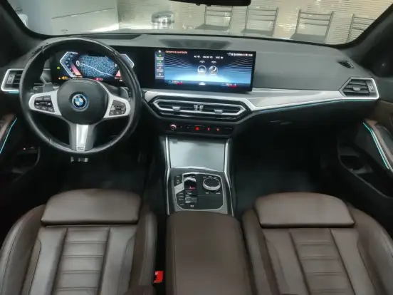 BMW-330e-2023