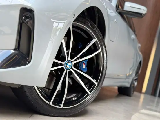 BMW-330e-2024