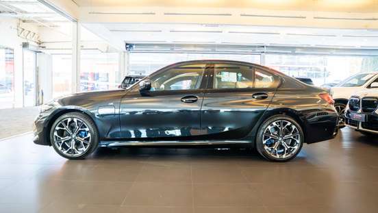 BMW-330e-2025