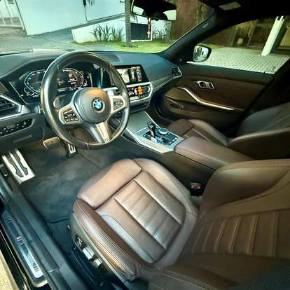 BMW-320i-2022