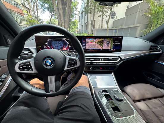 BMW-330e-2024