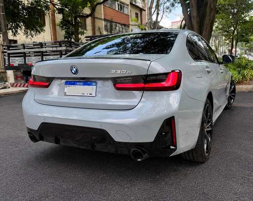 BMW-330e-2024