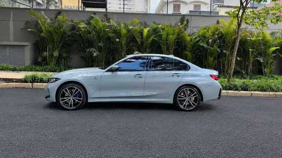 BMW-330e-2024