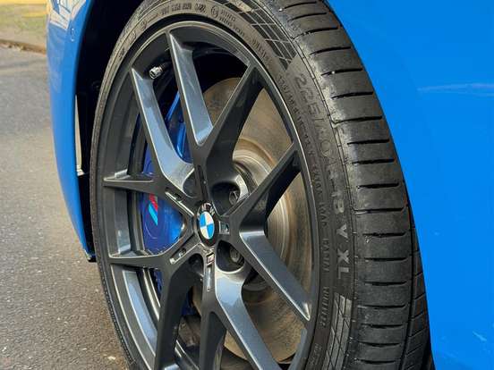 BMW-M 135i-2.0 16V TURBO GASOLINA XDRIVE DARK EDITION AUTOMÁTICO BMW-M 135i-2020