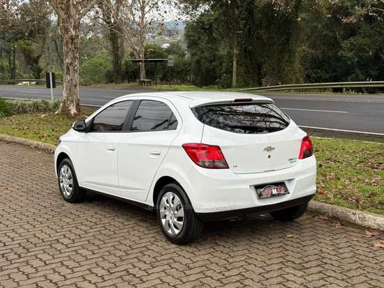 CHEVROLET-ONIX-2015
