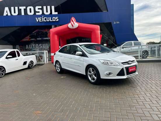 FORD-FOCUS-2.0 SE SEDAN 16V FLEX 4P AUTOMÁTICO FORD-FOCUS-2014