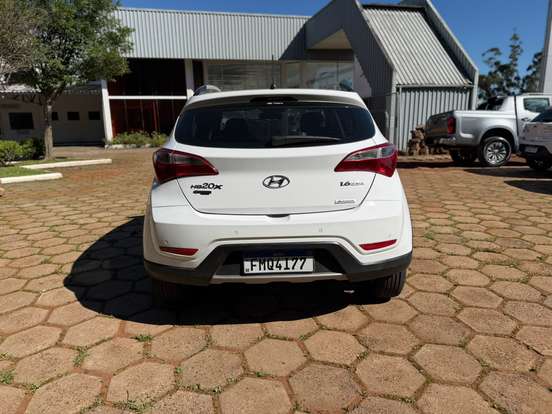HYUNDAI-HB20X-1.6 16V PREMIUM FLEX 4P AUTOMÁTICO HYUNDAI-HB20X-2013