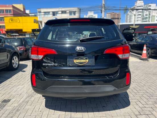 KIA-SORENTO-2.4 S.253 4X2 16V GASOLINA 4P AUTOMÁTICO KIA-SORENTO-2013