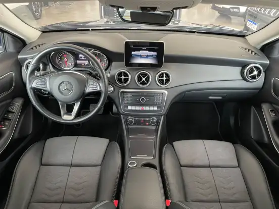 MERCEDES-BENZ-GLA 200-2019