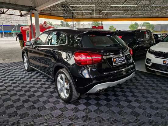 MERCEDES-BENZ-GLA 200-2017