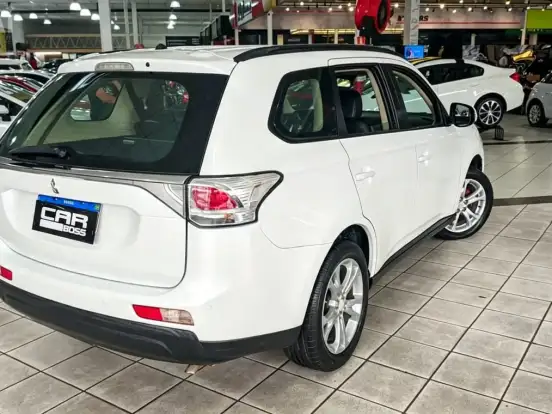 MITSUBISHI-OUTLANDER-2.0 16V GASOLINA 4P AUTOMÁTICO MITSUBISHI-OUTLANDER-2014