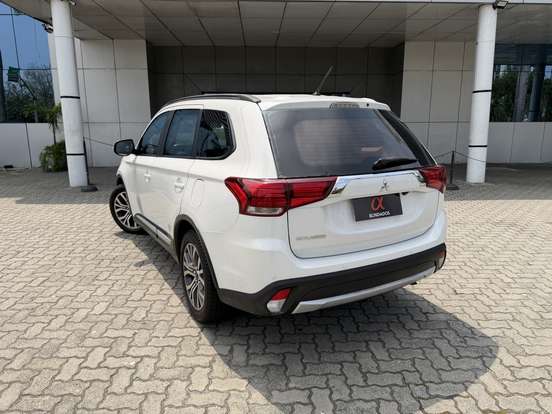 MITSUBISHI-OUTLANDER-2015