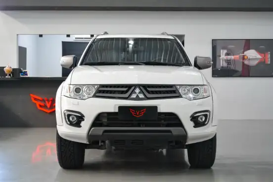 MITSUBISHI-PAJERO-2015