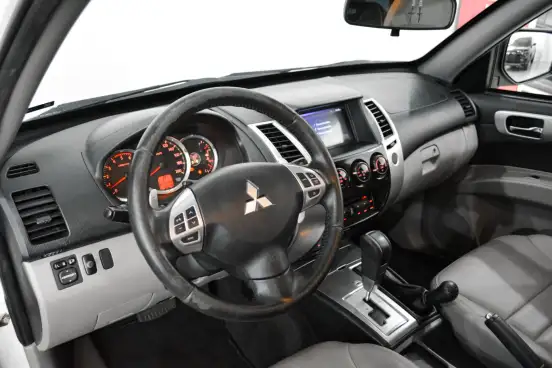 MITSUBISHI-PAJERO-3.2 HPE 4X4 7 LUGARES 16V TURBO INTERCOOLER DIESEL 4P AUTOMÁTICO MITSUBISHI-PAJERO-2015