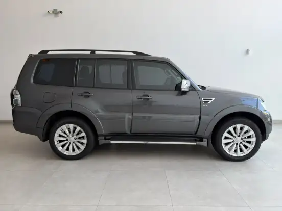 MITSUBISHI-PAJERO-2015