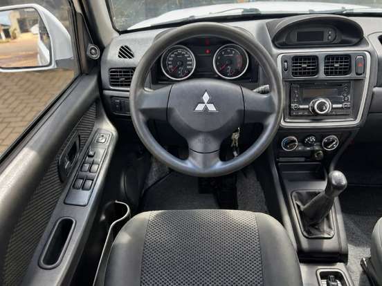 MITSUBISHI-PAJERO TR4-2012