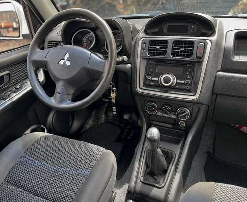 MITSUBISHI-PAJERO TR4-2012