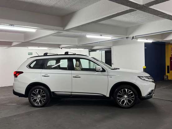 MITSUBISHI-OUTLANDER-3.0 GT 4X4 V6 24V GASOLINA 4P AUTOMÁTICO MITSUBISHI-OUTLANDER-2015