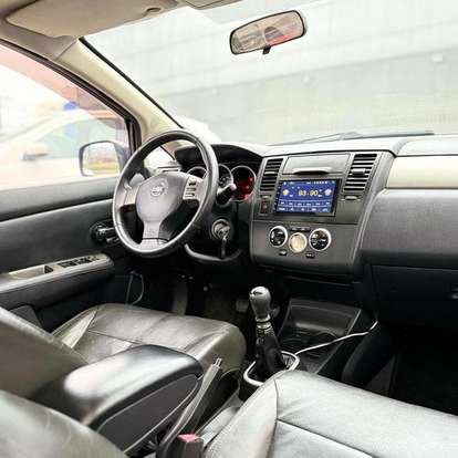 NISSAN-TIIDA-2010