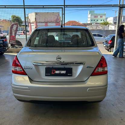 NISSAN-TIIDA-2010
