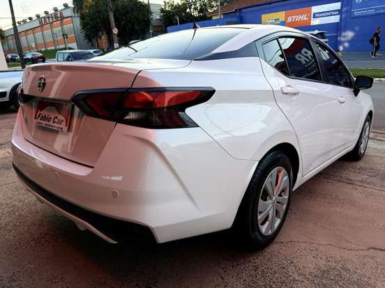 NISSAN-VERSA-2021