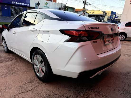NISSAN-VERSA-2021