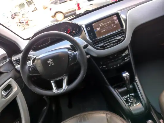PEUGEOT-208-2015