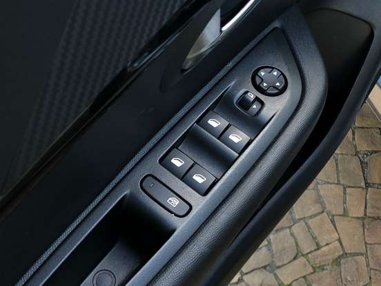 PEUGEOT-208-2023